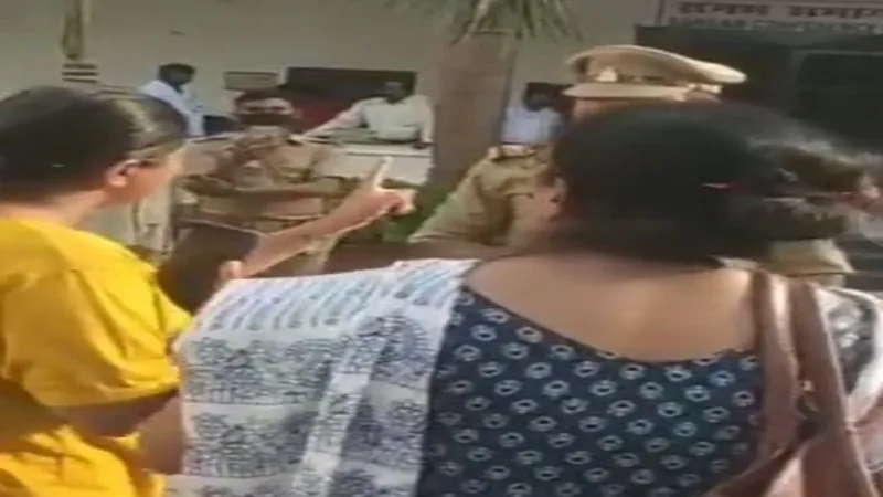 प्रयागराज : गोवंश की मौत के बाद डीएम से मिलने पहुंची युवती, पुलिस से जमकर हुई नोकझोंक, CM योगी कर चुके हैं सम्मानित 