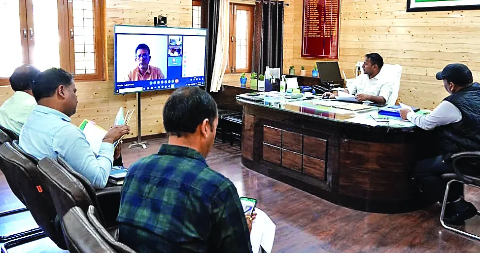 Champawat News : भूमि हस्तांतरण मामले में डीएम ने की समीक्षा बैठक, बोले- विकास कार्य में बाधा न आये भूमि हस्तांतरण 
