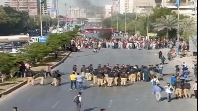 इमरान खान की गिरफ्तारी के बाद पीटीआई कार्यकर्ताओं और पुलिस में झड़प, दागे आसूं गैस के गोले 