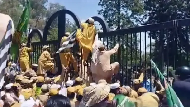 VIDEO : पाकिस्तान में इमरान खान की रिहाई के खिलाफ प्रदर्शन, भीड़ ने सुप्रीम कोर्ट को घेरा