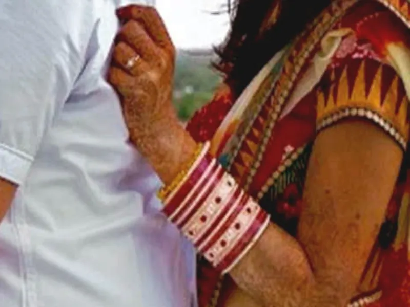 भदोही में 28 साल की विवाहिता से 60 वर्षीय व्यक्ति का हुआ Love Affair , थाने में रचायी शादी 