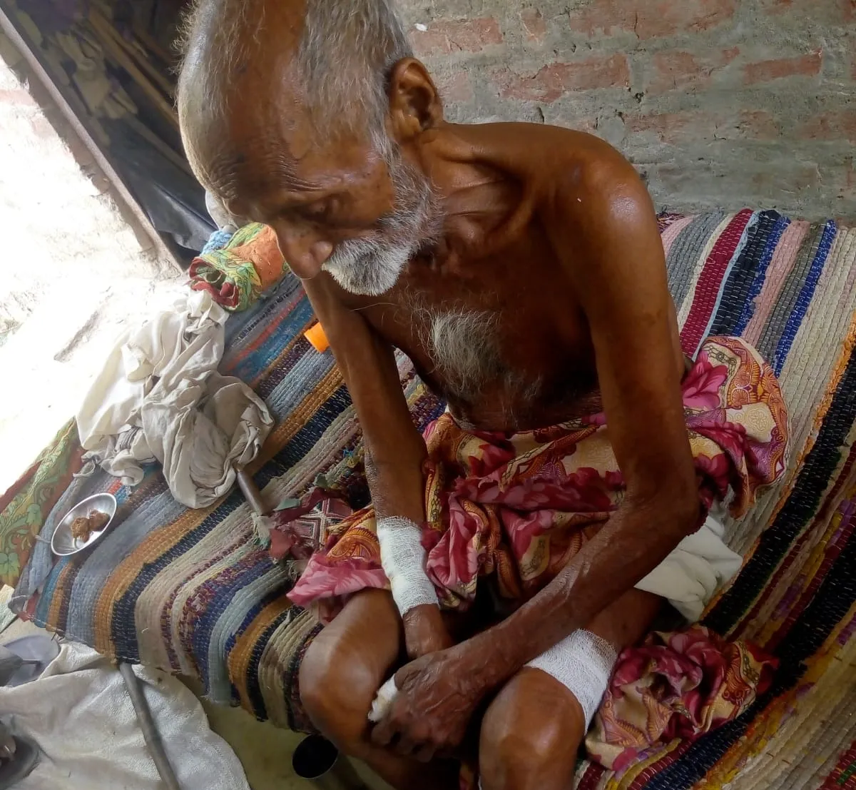 अयोध्या : गोवंशों की धरपकड़ का अभियान ठप, सांड के हमले में बुजुर्ग घायल 