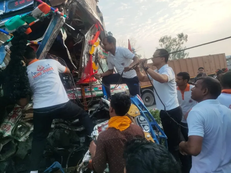 वाराणसी में दो ट्रकों की भीषण टक्कर, एनडीआरएफ ने बचाई ड्राइवर की जान