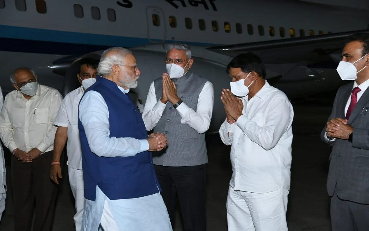 मोदी का देवव्रत, पटेल ने अहमदाबाद एयरपोर्ट पर किया स्वागत 