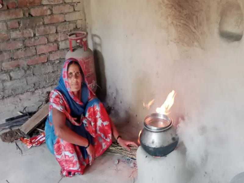 Amrit Vichar Reality Check : फिर माटी के चूल्हे से मोह, उज्ज्वला से तोड़ा रिश्ता 