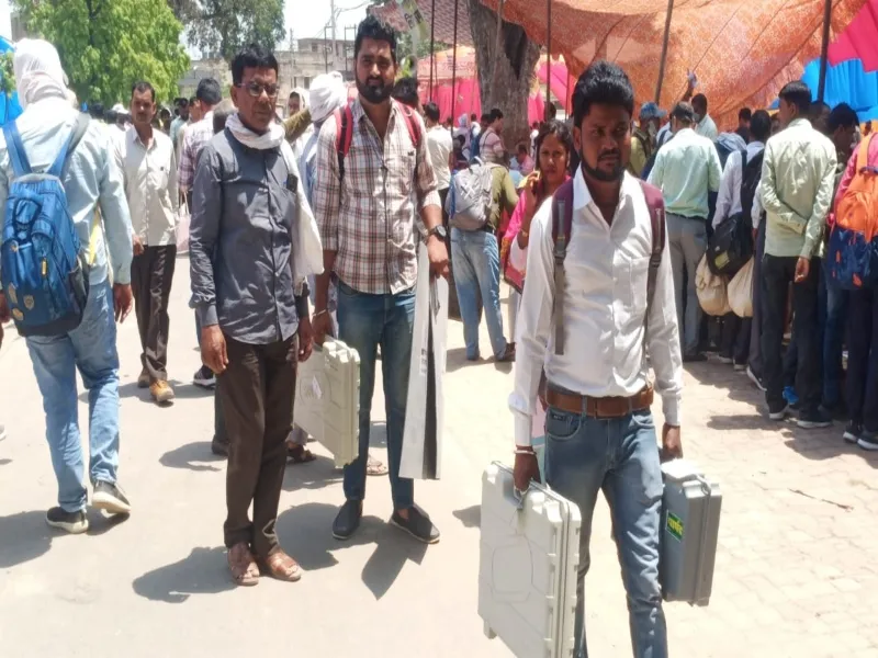 UP Nikay Chunav 2023 : पोलिंग पार्टियां रवाना, कल होगी वोटिंग 