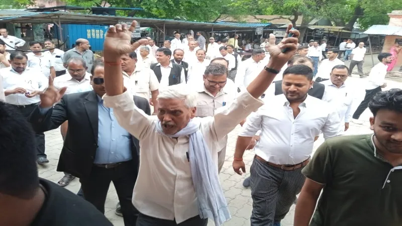 रायबरेली : अधिवक्ताओं ने तहसील गेट खुलवाने को लेकर एसडीएम के खिलाफ किया प्रदर्शन 