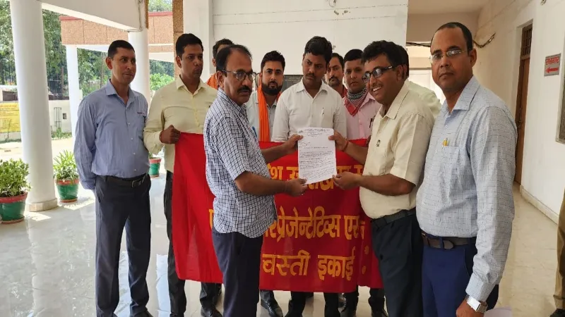 बस्ती : डिप्टी CM के निर्देशों पर भड़के मेडिकल रिप्रेजेंटेटिव, कहा - संविधान में मिला है हमें काम का अधिकार 