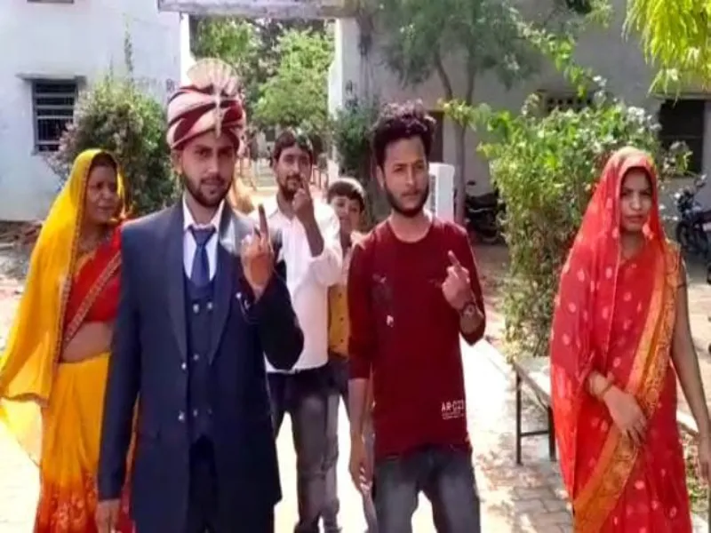 UP Nikay Chunav 2023 : बारात जाने से पहले पोलिंग बूथ पर वोट डालने पहुंचा दूल्हा