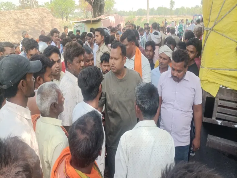 रायबरेली में बेटी को स्कूल छोड़ने जा रहे बाइक सवार पिता को ट्रक ने मारी टक्कर ,मासूम की मौत 