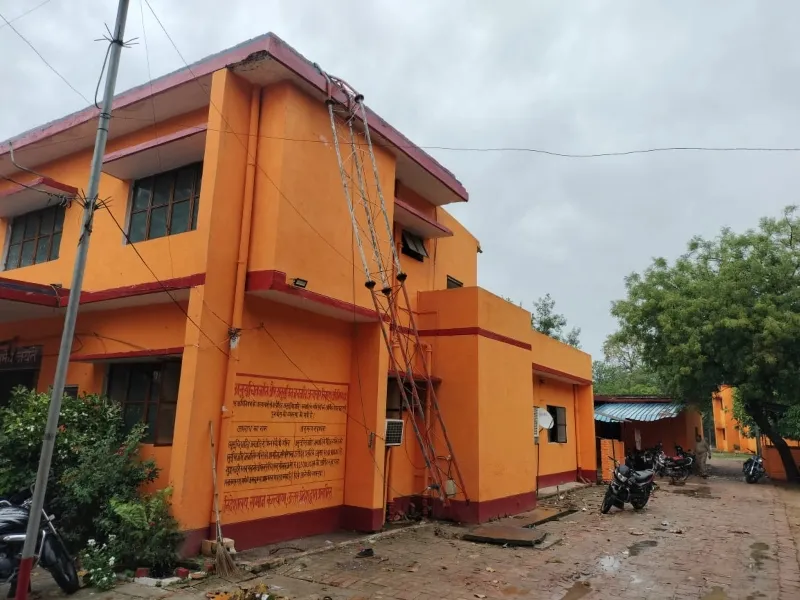 बाराबंकी : समाधान दिवस में वायरलेस का टावर गिरा, फरियादी की मौत