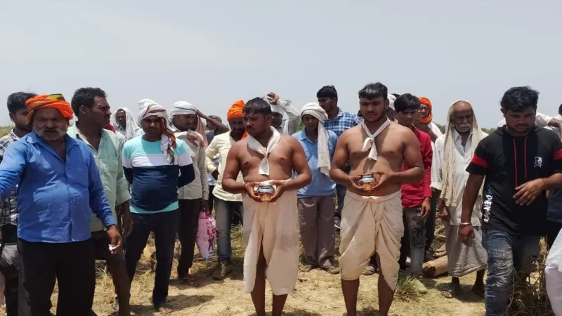 प्रतापगढ़ : एक ही चिता पर हुआ दंपति और मासूम बच्चों का अंतिम संस्कार, सड़क हादसे में हुई थी मौत 