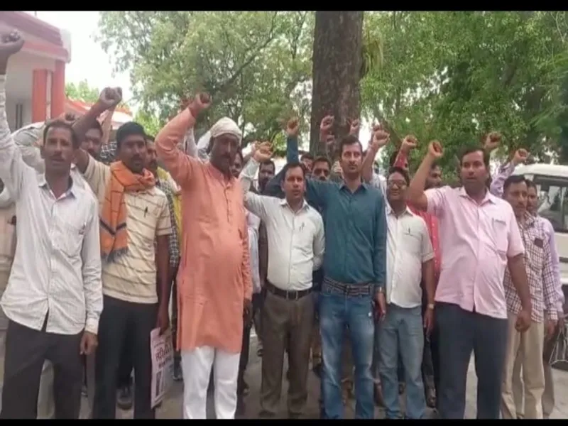 बहराइच : कस्तूरबा विद्यालयों के कर्मचारियों ने नारेबाजी कर किया प्रदर्शन