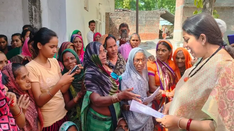 स्मृति ईरानी ने छानी अमेठी के गांव की गलियां, जनसंवाद से समझी जनता की परेशानी 