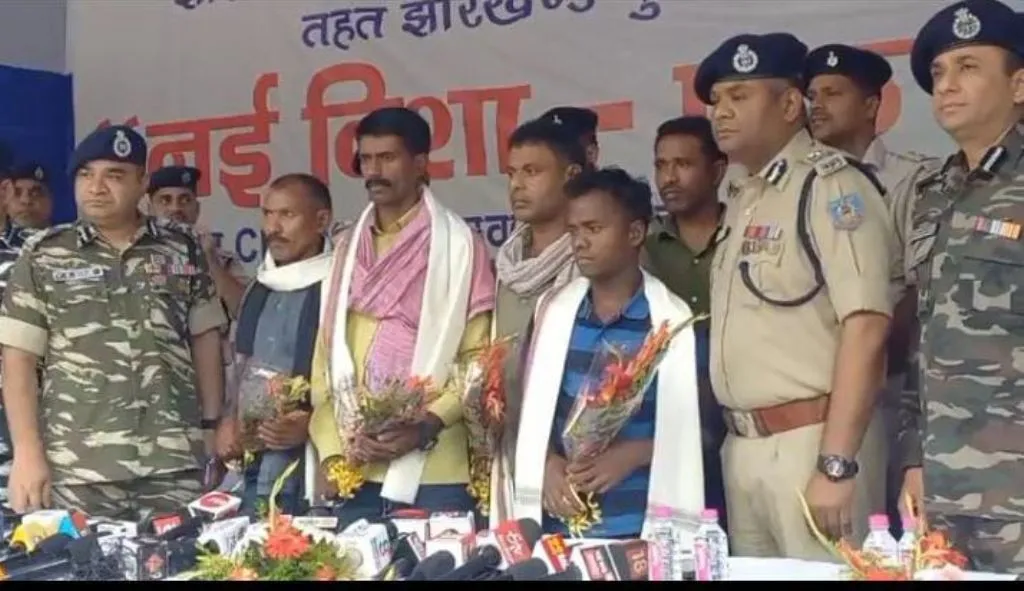 झारखंड में पांच माओवादियों ने सुरक्षा बलों के समक्ष किया आत्मसमर्पण 