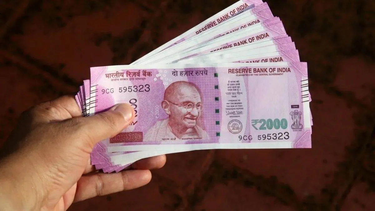  गुलाबी नोट : पहले दिन बैंकों तक पहुंचे 12 करोड़ रुपए