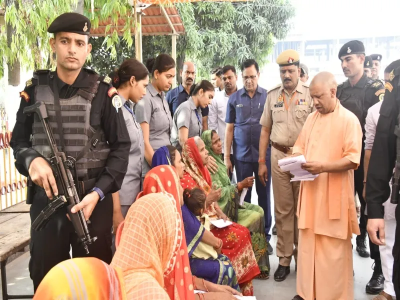 गोरखपुर पहुंचे CM योगी आदित्यनाथ, लगाया जनता दरबार 