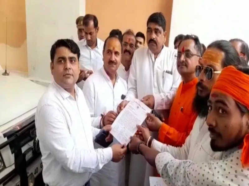 बहराइच: समलैंगिक विवाह के वैधानीकरण के विरोध में VHP ने DM को सौंपा ज्ञापन