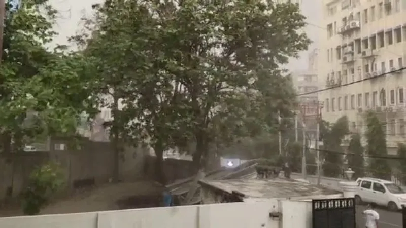 लखनऊ में घने काले बादलों ने डाला डेरा, तेज आंधी और बारिश से गिरा तापमान 