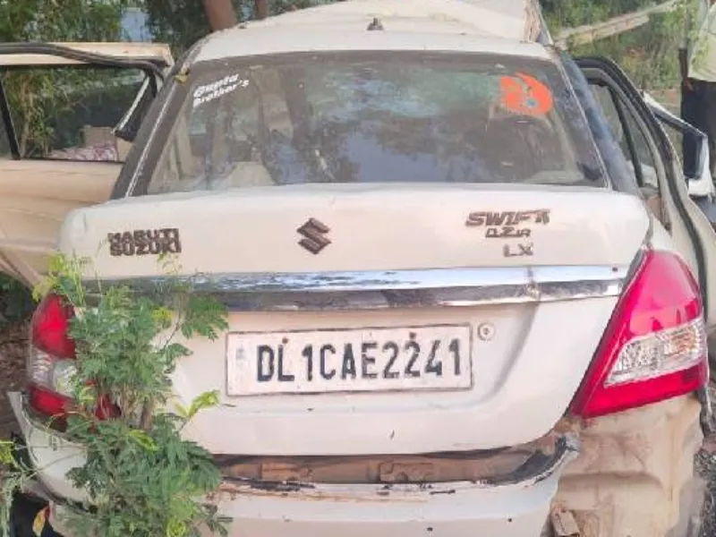 Breaking News : नोएडा में पेड़ से टकराई कार, बच्ची समेत तीन की मौत 