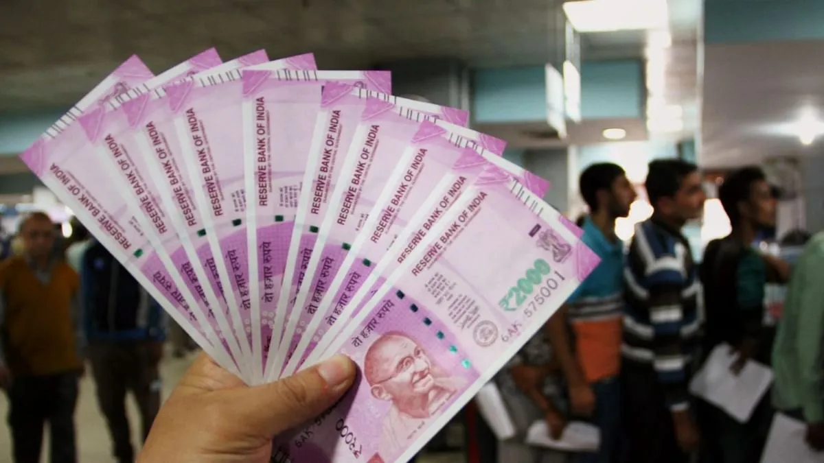 बरेली: दो दिन में ही तिजोरियों से निकलकर खातों में पहुंच गए सौ करोड़ से ज्यादा के नोट