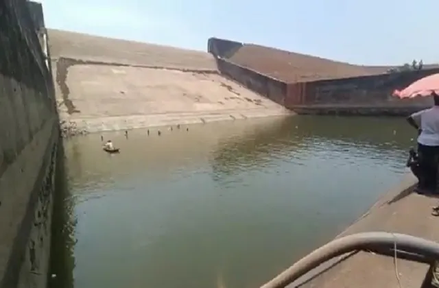 खाद्य विभाग के अधिकारी ने मोबाइल फोन की तलाश में बांध के बाहरी हिस्से से कराया 41 लाख लीटर पानी खाली, निलंबित