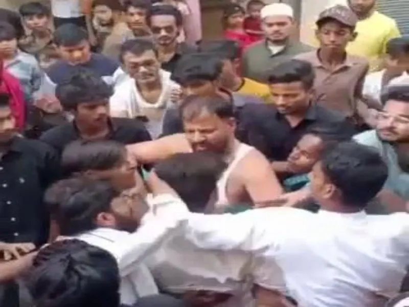 प्रयागराज में हार के बाद पार्षद ने जमकर की मारपीट, देखें Video दनादन चले लात-घूंसे   