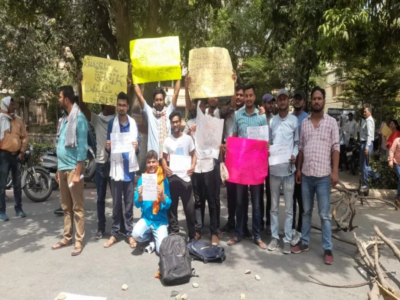वाराणसी : काशी हिंदू विश्वविद्यालय के छात्रों ने एचओडी के खिलाफ मोर्चा 