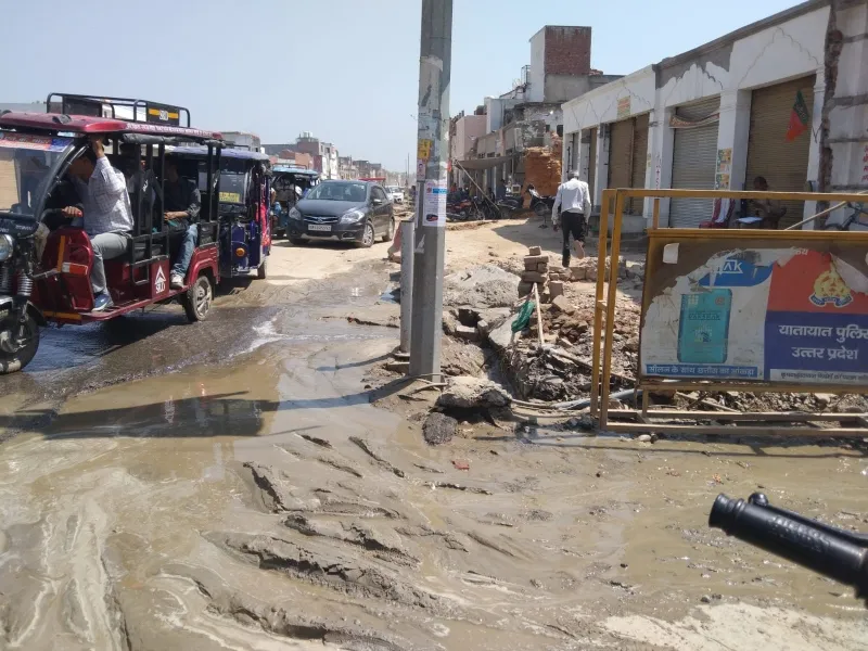 अयोध्या में फटी वाटर सप्लाई पाइप, निकलना हुआ मुश्किल 