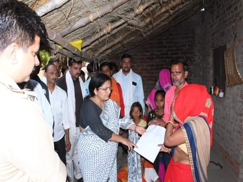 गर्रा नदी हादसा : मंत्री रजनी तिवारी ने पोंछे पीड़ितों के आंसू , डूबने वाले श्रद्धालुओं के परिजनों को दी सहायता राशि
