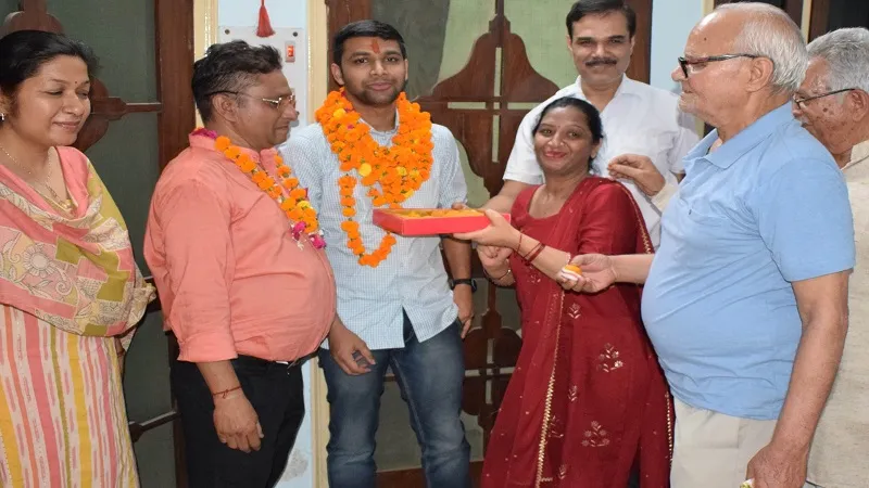 संभल: शिवांग ने आईएएस बनकर किया नाम रोशन, छाईं खुशियां