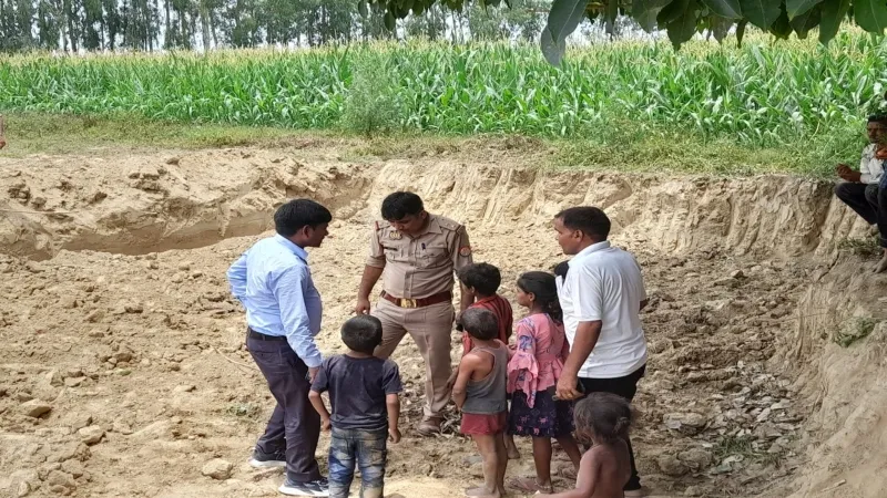 फर्रुखाबाद : खोदाई में खजाना निकलने की अफवाह पर दौड़े किसान