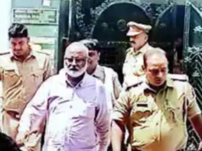 प्रयागराज: अतीक के वकील हनीफ को रिमांड पर लेकर धूमनगंज थाने पहुंची पुलिस 