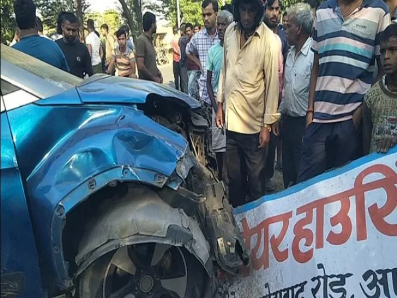 आगरा में बड़ा सड़क हादसा, स्कूल बस का इंतजार कर रहे 6 बच्चों को कार ने रौंदा - 3 की मौत 