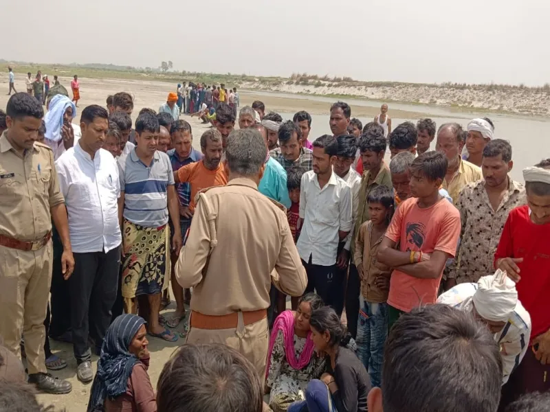 उन्नाव में नहाते समय गंगा नदी में डूबे सात किशोर, एक की मौत - छह का किया गया रेस्क्यू  