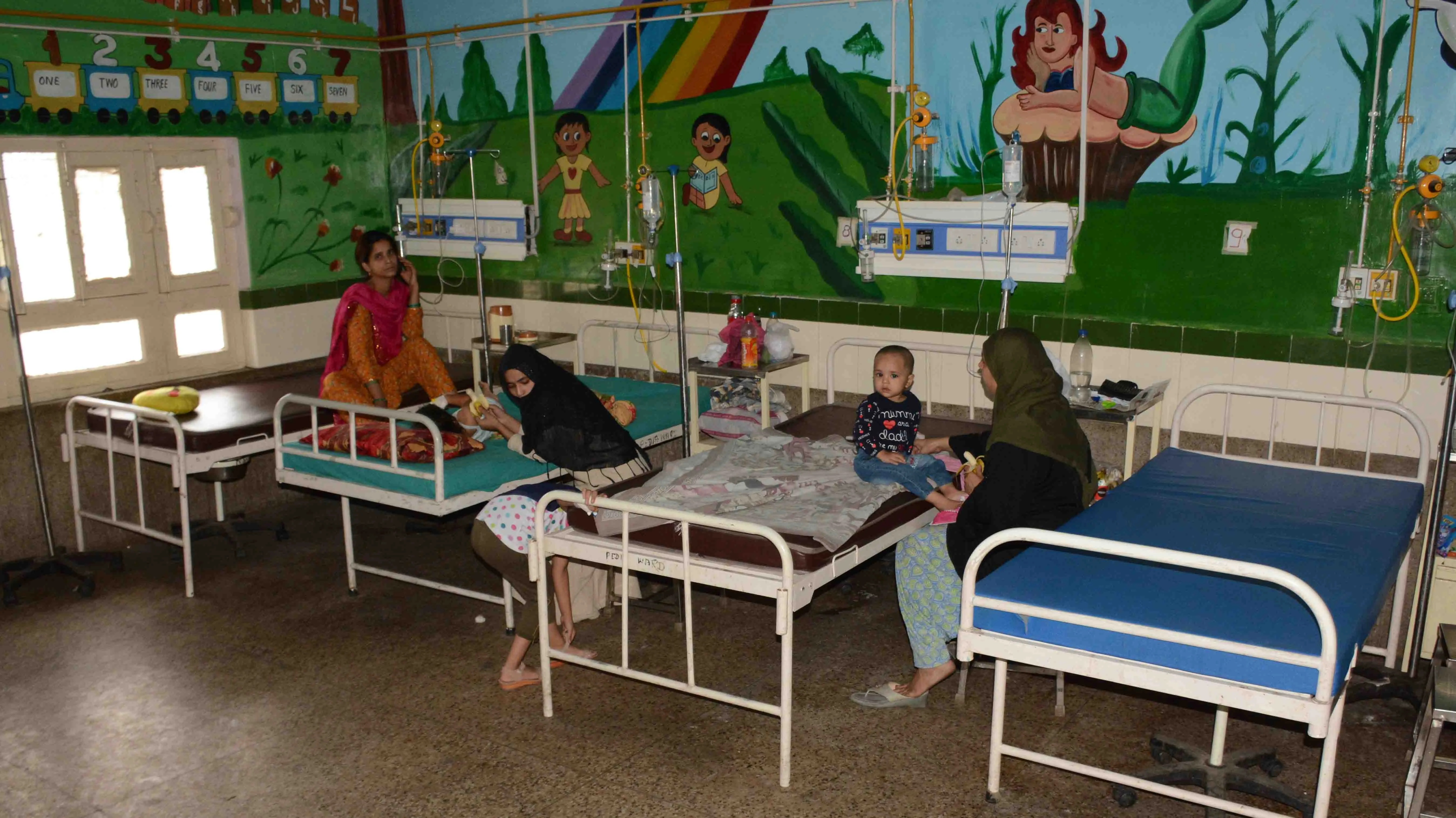 हल्द्वानी: बच्चे उल्टी-दस्त के शिकार, बेस में वार्ड फुल