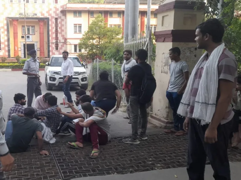वाराणसी : परीक्षा तिथि में बदलाव की मांग को लेकर छात्रों ने किया धरना - प्रदर्शन 