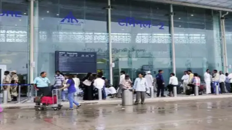 लखनऊ में फर्जी पासपोर्ट के जरिये यात्रा करने जा रहा पैसेंजर हिरासत में 