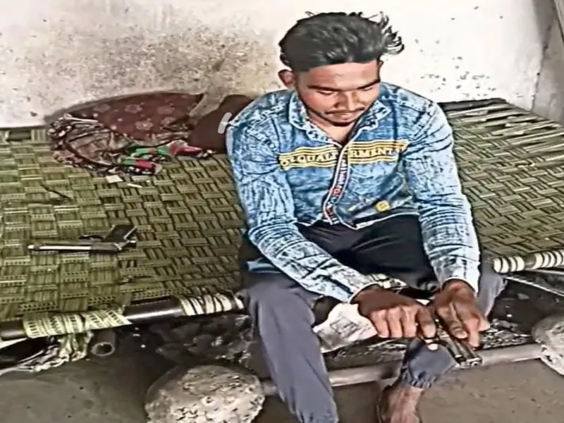 प्रयागराज: पिस्टल के साथ रील्स बनाने वाले युवक का Video Viral, तलाश में जुटी पुलिस
