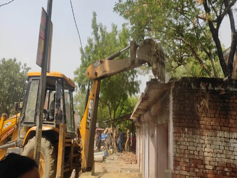 ऊंचाहार में अतिक्रमण पर गरजा बुलडोजर, प्रशासन पर लगा पक्षपात करने का आरोप 