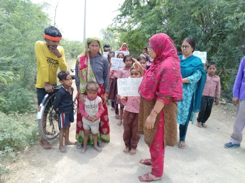 'रोको-टोको और स्कूल भेजो कार्यक्रम' से जोड़े गए अभिभावक, हरदोई में चला अभियान 