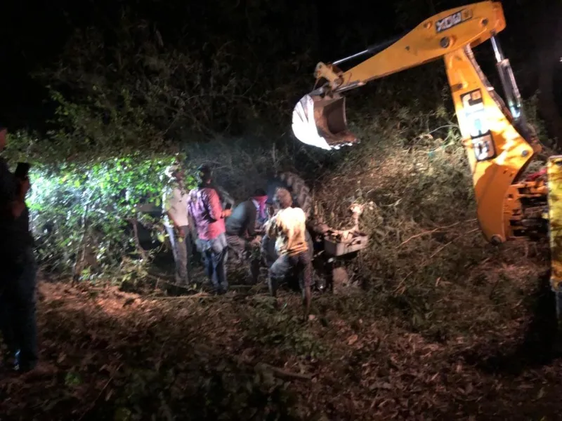 गोंडा: अनियंत्रित होकर गड्ढे में पलटी ट्रैक्टर-ट्राली, युवक की दबकर मौत