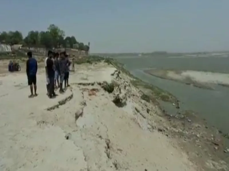 प्रयागराज में गंगा नहाने गए बीटेक के दो छात्र नदी में डूबे, तलाश जारी