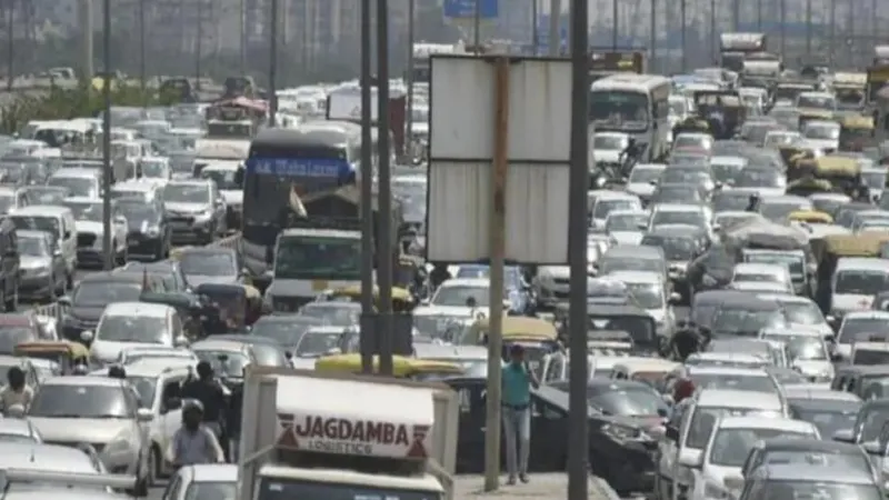 हापुड़ : दिल्ली जाने की जिद पर अड़े किसान, टोल प्लाजा पर लगा भीषण जाम - पुलिस से हुई धक्कामुक्की 