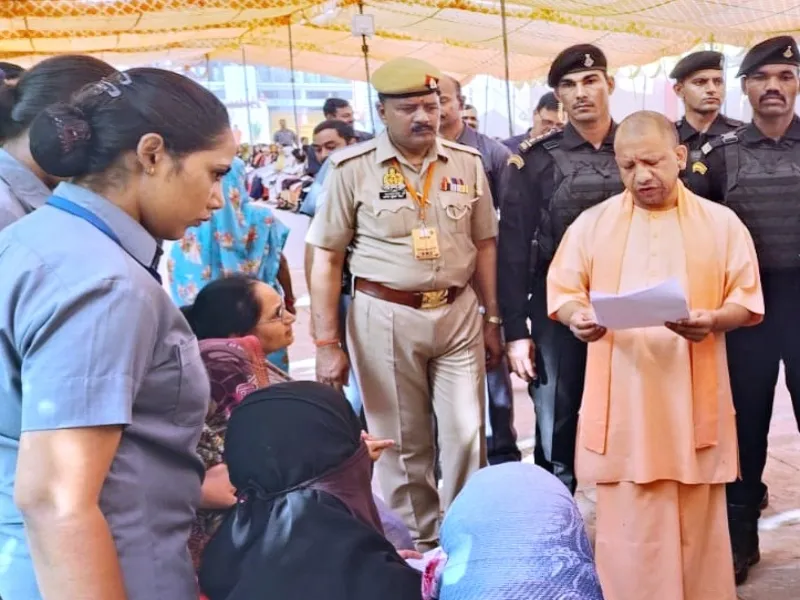 जनता की शिकायतों का जल्द और संतोषजनक निस्तारण करें अधिकारी : CM योगी आदित्यनाथ 