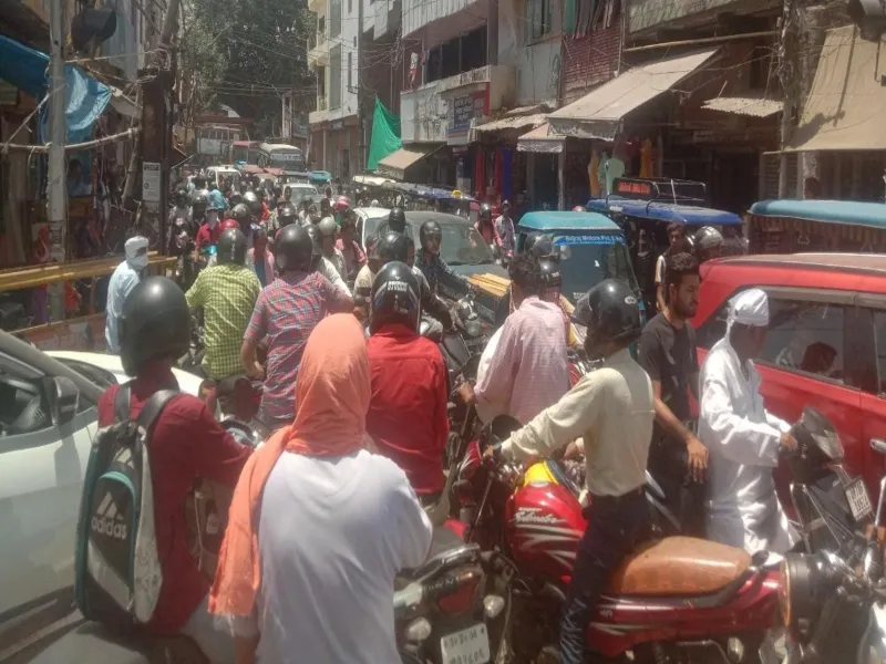 प्रयागराज: निरंजन पुल के नीचे का रास्ता बंद, जाम से जूझ रहा पूरा शहर 