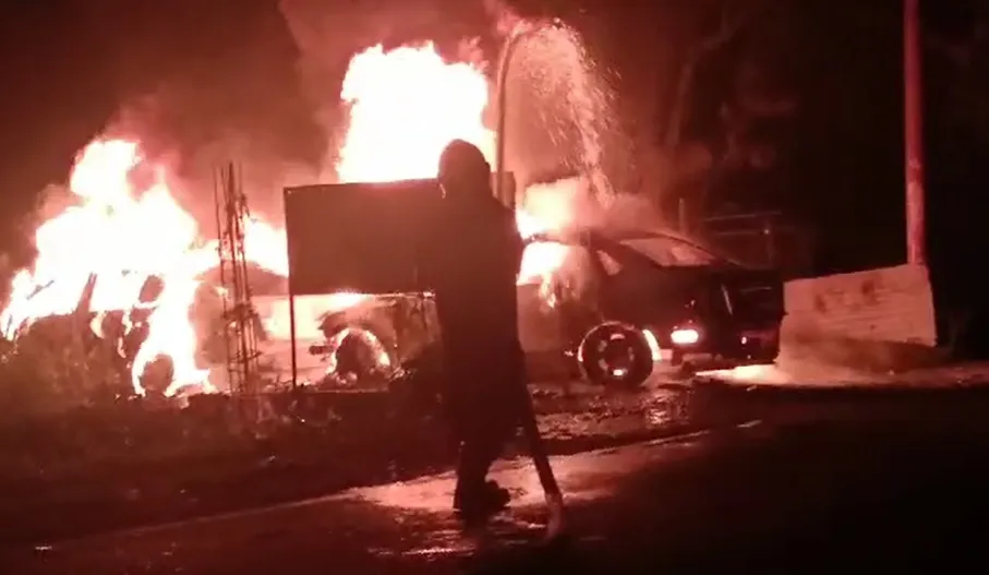 हल्द्वानी: सर्विस के लिए आई दो कारों में लगी आग