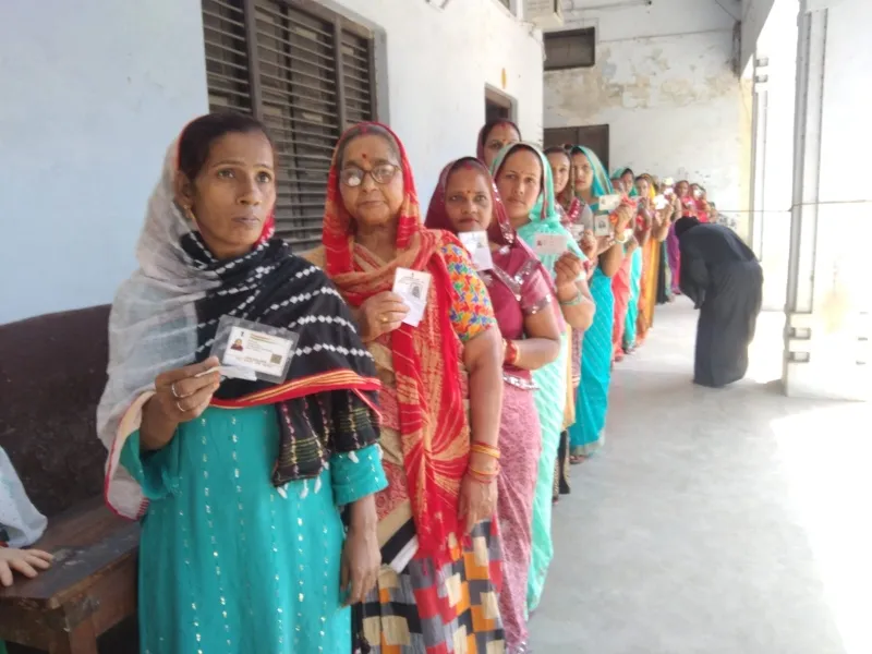 UP Nikay Chunav 2023 : मतदान को लेकर वोटरों में नहीं झलका उत्साह, Voting की रही धीमी रफ्तार