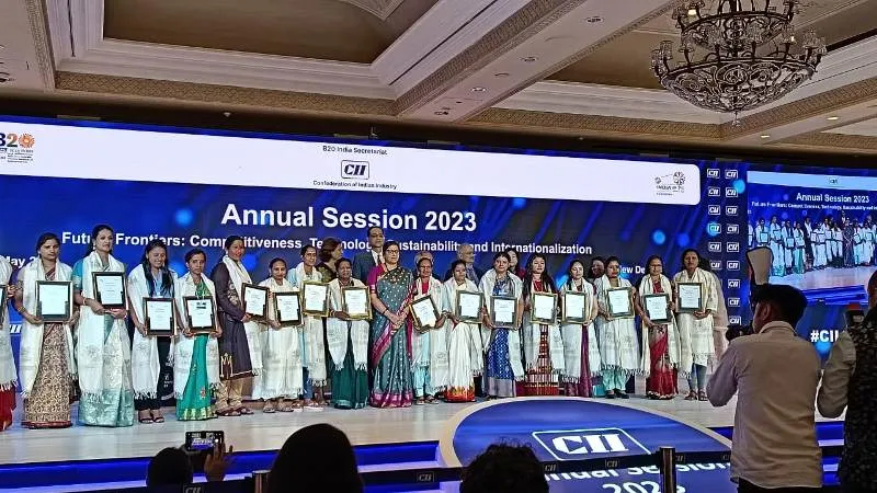 बहराइच : बेस्ट वुमन एकसंप्लर अवॉर्ड से सम्मानित हुईं रेखा, स्मृति ईरानी ने दिल्ली में किया सम्मानित