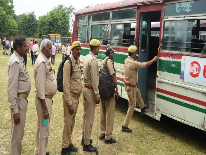 UP Nikay Chunav 2023 : मतदान संपन्न कराने 17 बसों से रवाना हुए 717 होमगार्ड जवान  